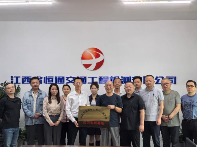一群人站在一起合影

AI 生成的内容可能不正确。