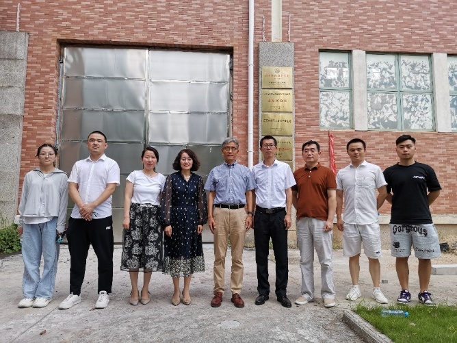 一群人站在砖墙的前面

AI 生成的内容可能不正确。