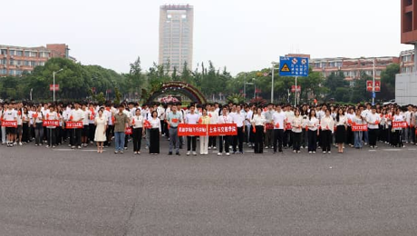 红旗映初心：学院举行升国旗仪式
